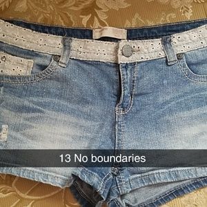 13 No boundaries Jean shorts